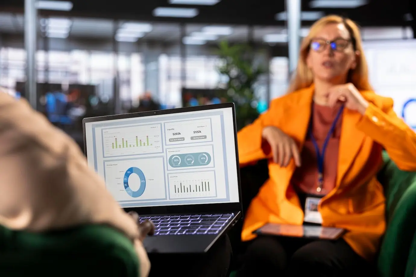 Разнообразные бизнес-лидеры на встрече обмениваются идеями для роста компании.