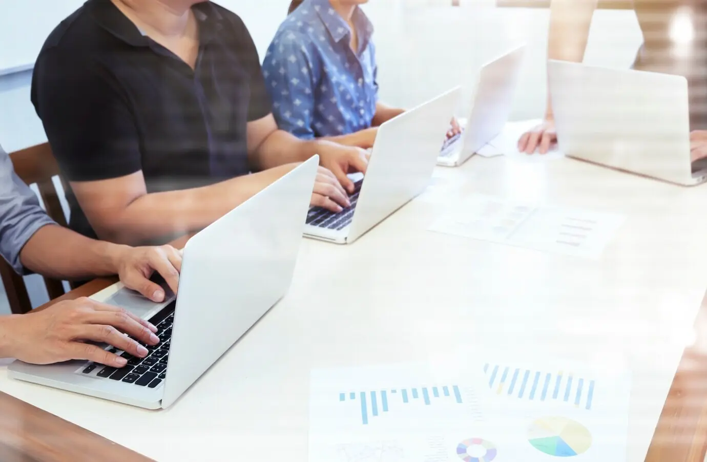 Командная работа: деловые люди ведут обсуждение в переговорной комнате.